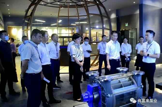 公司董事长、总经理陈迪(右一)向李军区长(右二)一行介绍开云官方版网站登录入口-开云(中国)产品